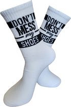 Verjaardags cadeau - Don't Mess My Shoes Sokken - vrolijke sokken - witte sokken - tennis sokken - sport sokken - valentijns cadeau - sokken met tekst - grappige sokken - leuke dames heren sokken - moederdag - vaderdag - Socks waar je Happy van wordt