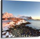 Canvas - Prachtig Sneeuwlandschap aan het Stromende Water in Noorwegen - 100x100 cm Foto op Canvas Schilderij (Wanddecoratie op Canvas)