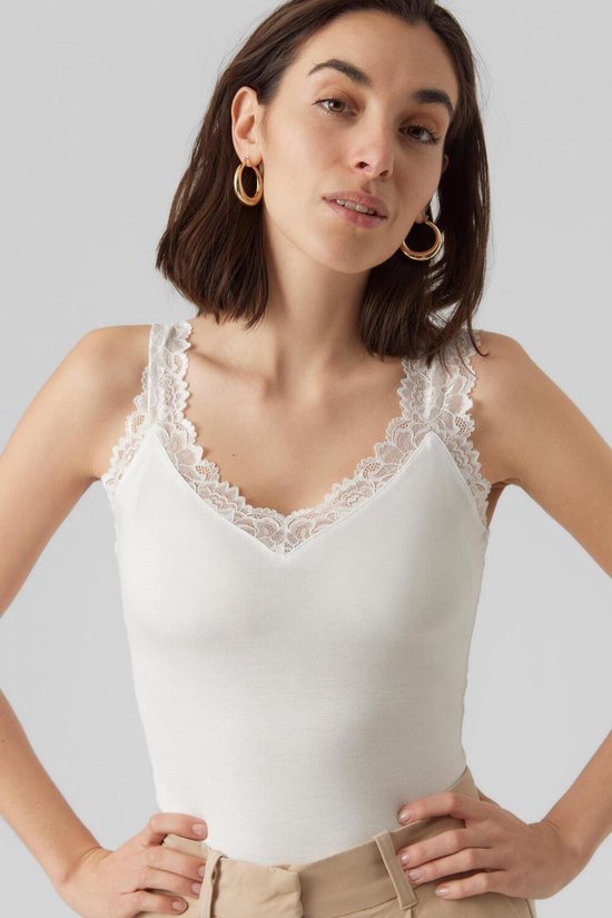 Witte kanten camisole met v-hals gedragen door een model.