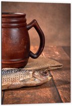 Dibond - Oude Klassieke Bruine Mok met Vis op Houten Tafel - 60x90 cm Foto op Aluminium (Met Ophangsysteem)