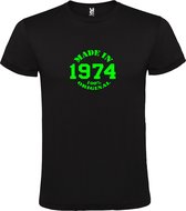 Zwart T-Shirt met “Made in 1974 / 100% Original “ Afbeelding Neon Groen Size L