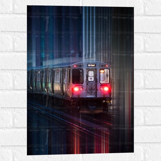 WallClassics - Muursticker - Witte Trein in Stad tijdens Slecht Weer - 40x60 cm Foto op Muursticker