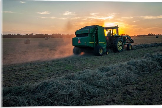 WallClassics - Acrylglas - Zonsondergang achter Traktor op het Land Werkend - 60x40 cm Foto op Acrylglas (Wanddecoratie op Acrylaat)