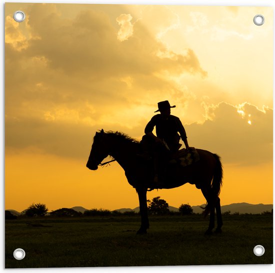 Tuinposter – Silhouet van Cowboy op zijn Paard tijdens Mooie Zomerse Zonsondergang - 50x50 cm Foto op Tuinposter (wanddecoratie voor buiten en binnen)