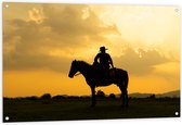Tuinposter – Silhouet van Cowboy op zijn Paard tijdens Mooie Zomerse Zonsondergang - 120x80 cm Foto op Tuinposter (wanddecoratie voor buiten en binnen)