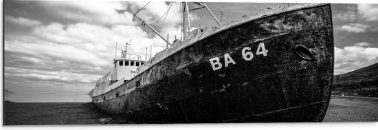 WallClassics - Dibond - Zwart Gestrand Schip - Zwart Wit - 90x30 cm Foto op Aluminium (Met Ophangsysteem)