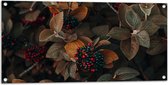 Tuinposter – Kleine Rode en Paarse Besjes in Struik - 100x50 cm Foto op Tuinposter (wanddecoratie voor buiten en binnen)