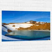 Muursticker - Meer in Cirkelvormige Berg met Sneeuw - 105x70 cm Foto op Muursticker