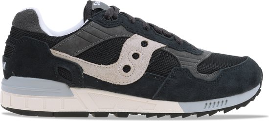 Zwarte Saucony sneaker met beige suède overlays, beige logo en grijze panelen. Witte en beige zool.