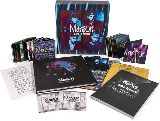 Mansun: Closed for Business deluxe editie box met vier foto's, boeken en cd's. Foto's van de bandleden.