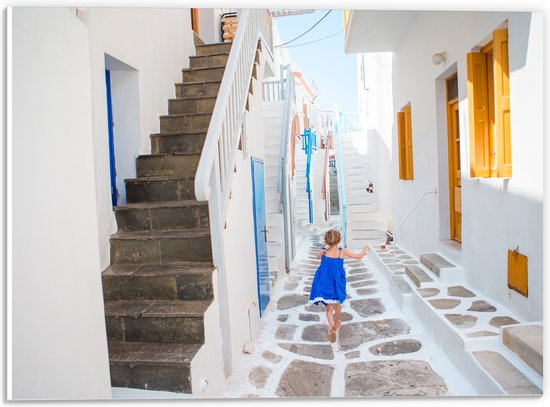 PVC Schuimplaat- Meisje in Blauwe Jurk door de Straten van Santorini, Griekenland - 40x30 cm Foto op PVC Schuimplaat