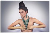 Dibond - Naakte Vrouw met Groene Opvallende Sieraden en Handen voor Borsten - 60x40 cm Foto op Aluminium (Wanddecoratie van metaal)