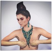 Dibond - Naakte Vrouw met Groene Opvallende Sieraden en Handen voor Borsten - 50x50 cm Foto op Aluminium (Wanddecoratie van metaal)