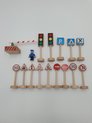 Afbeelding van het spelletje Houten speelgoed verkeersborden - 16 stuks - Open einde speelgoed - Educatief montessori speelgoed - Grapat en Grimms style