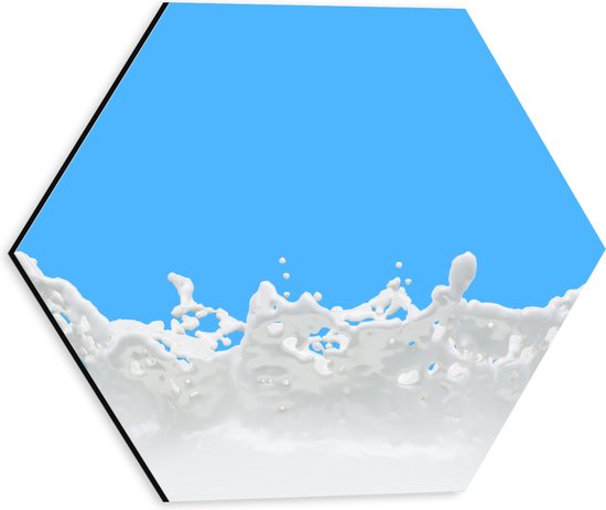 Dibond Hexagon - Klotsende Melk tegen Lichtblauwe Achtergrond - 30x26.1 cm Foto op Hexagon (Met Ophangsysteem)