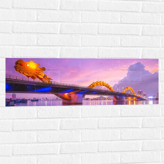 Muursticker - Paarse Lucht boven Verlichte Dragon brug in Da Nang, Vietnam - 90x30 cm Foto op Muursticker