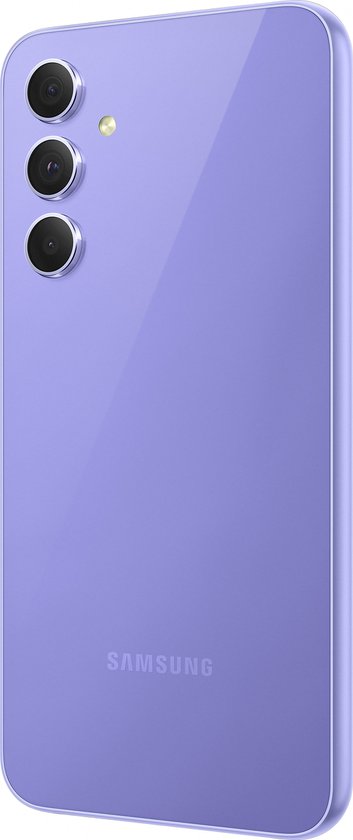 Paarse Samsung Galaxy A54 5G smartphone, schuin van achteren gezien.