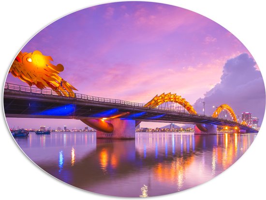 PVC Schuimplaat Ovaal - Paarse Lucht boven Verlichte Dragon brug in Da Nang, Vietnam - 96x72 cm Foto op Ovaal (Met Ophangsysteem)