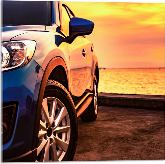 Acrylglas - Luxe Blauw Gekleurde Geparkeerde Auto tijdens Zonsondergang - 50x50 cm Foto op Acrylglas (Met Ophangsysteem)
