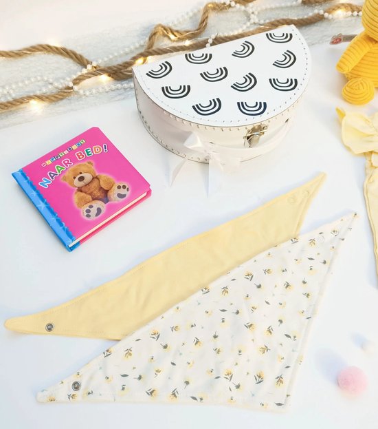 Et Van Babykleren Voor Pasgeborenen Op Een Blauwe Achtergrond Voor Een Blauwe Achtergrond Meisje Jongen Lichaam Met Lange Gestreepte Koker Selectie Hoeden Image114474291