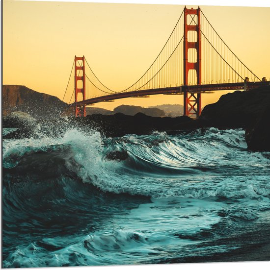 WallClassics - Dibond - Wilde Zee bij Golden Gate Bridge in San Francisco - 80x80 cm Foto op Aluminium (Met Ophangsysteem)