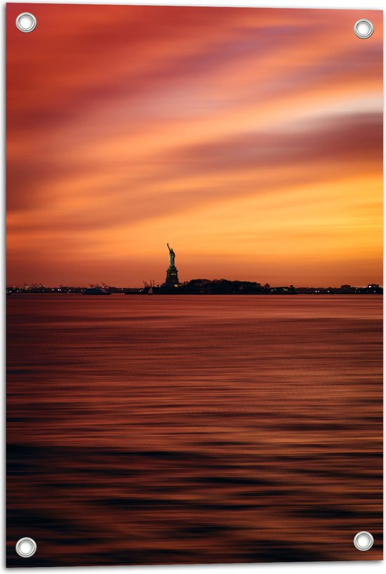 WallClassics - Tuinposter – Vrijheidsbeeld in New York van Ver met Zonsondergang - 40x60 cm Foto op Tuinposter (wanddecoratie voor buiten en binnen)