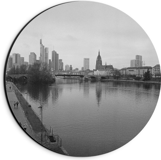 Dibond Muurcirkel - Uitzicht over Grauwe Stad (Zwart/ Wit) - 20x20 cm Foto op Aluminium Muurcirkel (met ophangsysteem)