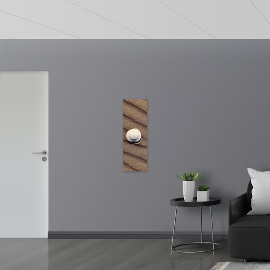 Dibond - Schelp met Bedrukking van Plant op Glad Strand - 30x90 cm Foto op Aluminium (Wanddecoratie van metaal)