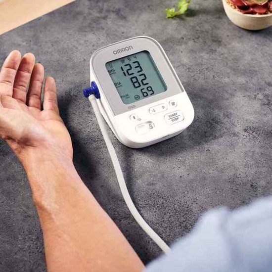 OMRON X4 Smart Bloeddrukmeter Bovenarm - Aanbevolen door Hartstichting - Blood Pressure Monitor met Hartslagmeter – Onregelmatige Hartslag - Klinisch Gevalideerd - met Mobiele App - 22 tot 42 cm Manchet – 5 jaar Garantie - Omron