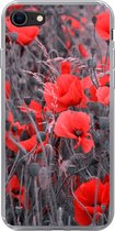 Geschikt voor iPhone SE 2020 hoesje - Rode Klaprozen in een zwart wit afbeelding - Siliconen Telefoonhoesje