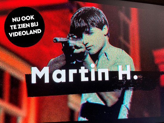 Martin H. tekst op zwarte balk voor een portret van een jonge man met microfoon. Tekst 'NU OOK TE ZIEN BIJ VIDEOLAND' in cirkel.