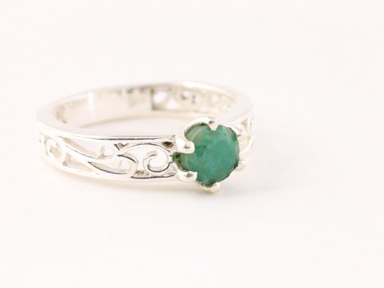 Fijne opengewerkte zilveren ring met smaragd - maat 17.5
