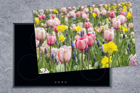 KitchenYeah® Inductie beschermer 81.6x52.7 cm - Een veld met tulpen, narcissen en blauwe druiven - Kookplaataccessoires - Afdekplaat voor kookplaat - Inductiebeschermer - Inductiemat - Inductieplaat mat