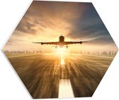 PVC Schuimplaat Hexagon - Landend Vliegtuig bij Prachtige Zonsondergang - 50x43.5 cm Foto op Hexagon (Met Ophangsysteem)