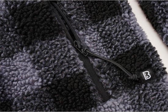 Gros plan sur la veste en polaire effet teddy avec fermeture éclair, cordon et le logo Brandit.