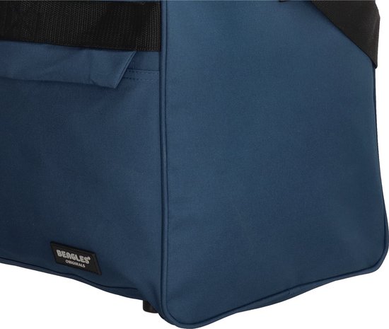 Detail van blauwe sporttas met zwarte band en Beagles Originals logo.
