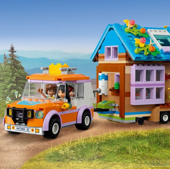 Oranje speelgoedauto met drie poppetjes en een caravan met blauw dak, off-road banden en zonnepanelen.