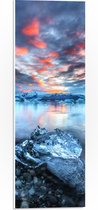 WallClassics - PVC Schuimplaat- Meerkleurige Lucht boven IJslandschap met Rotsen - 20x60 cm Foto op PVC Schuimplaat