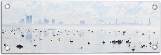 WallClassics - Tuinposter – Mist bij Skyline achter Meer met Vogels - 60x20 cm Foto op Tuinposter (wanddecoratie voor buiten en binnen)