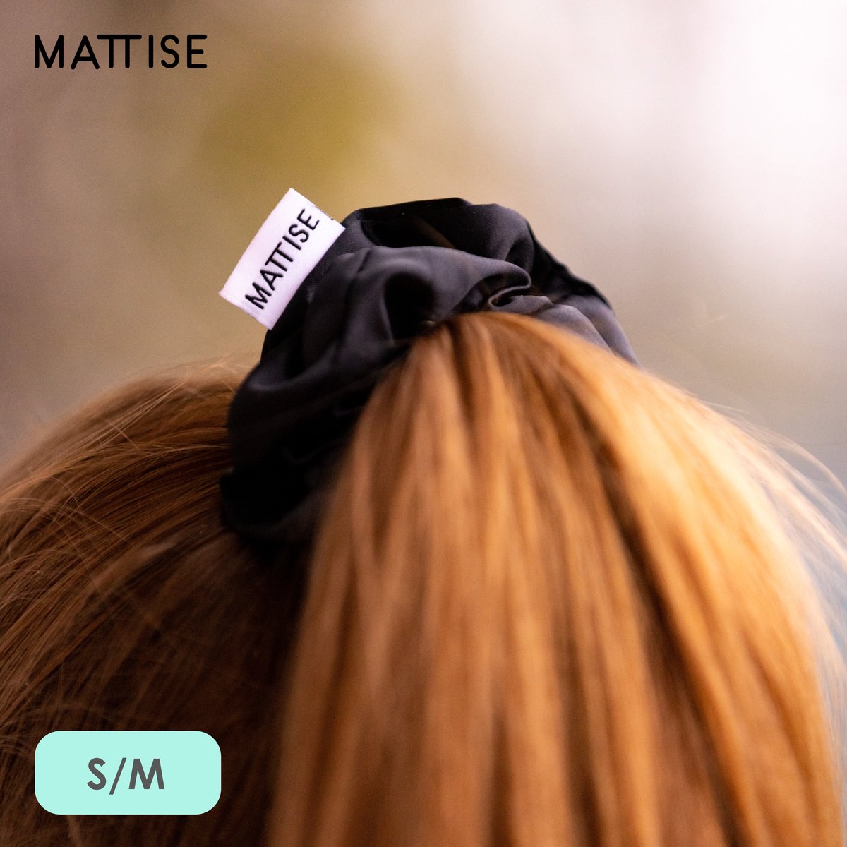 MATTISE Scrunchie Zwart van Hoogwaardig Satijn — Maat S/M (Diameter: 10 cm) — Zwarte Haarband voor Dames en Meisjes Scrunchies