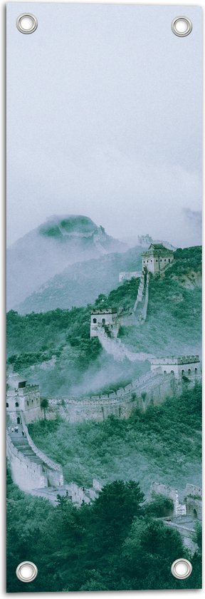 WallClassics - Tuinposter – Chinese Muur door Bosgebied in China - 20x60 cm Foto op Tuinposter (wanddecoratie voor buiten en binnen)