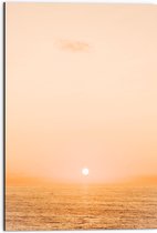 WallClassics - Dibond - Mistige Zonsondergang boven Zee - 50x75 cm Foto op Aluminium (Met Ophangsysteem)