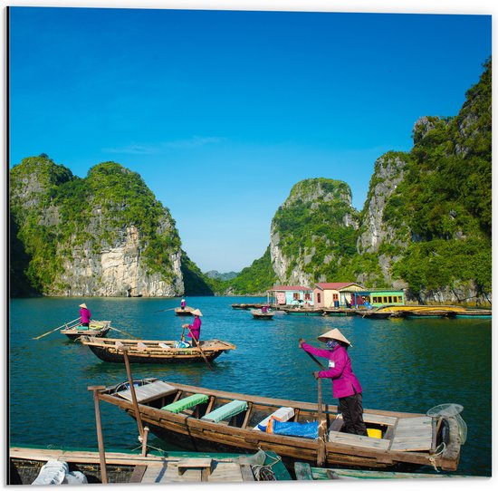 Dibond - Bootjes in de Baai - Vietnam - 50x50 cm Foto op Aluminium (Met Ophangsysteem)