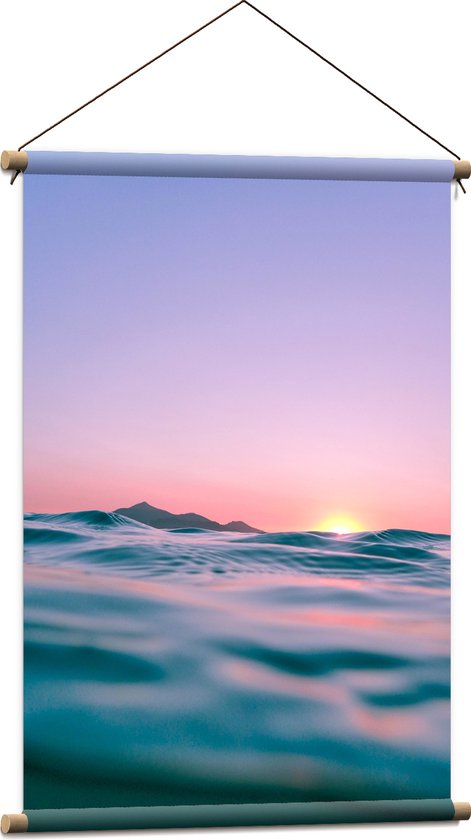 WallClassics - Textielposter - De Kalme Zee met Paarskleurige Lucht - 60x90 cm Foto op Textiel