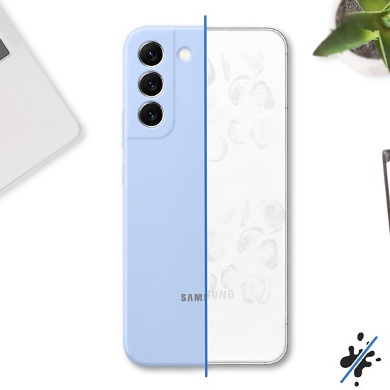Lichtblauwe Samsung telefoonhoes met een transparant gedeelte dat vingerafdrukken toont.