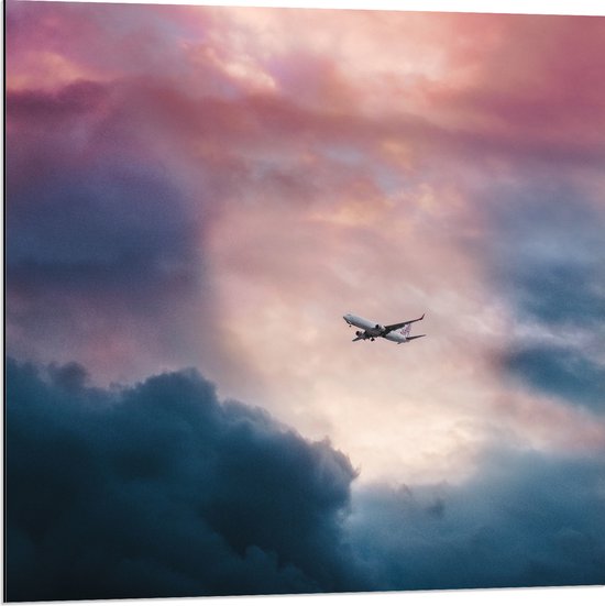WallClassics - Dibond - Vliegtuig tussen Donkere Onweerswolken - 80x80 cm Foto op Aluminium (Wanddecoratie van metaal)