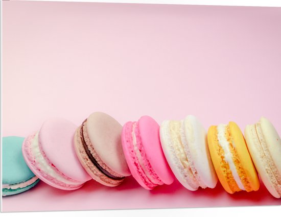 PVC Schuimplaat - Rij Overheerlijke Macarons in Verschillende Smaken op Roze Achtergrond - 100x75 cm Foto op PVC Schuimplaat (Met Ophangsysteem)