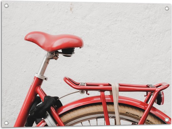 WallClassics - Tuinposter – Rood Zadel op Rode Fiets - 80x60 cm Foto op Tuinposter (wanddecoratie voor buiten en binnen)