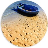 WallClassics - PVC Schuimplaat Muurcirkel - Voetstappen in het Zand bij Blauwe Boot aan het Water - 70x70 cm Foto op Muurcirkel (met ophangsysteem)