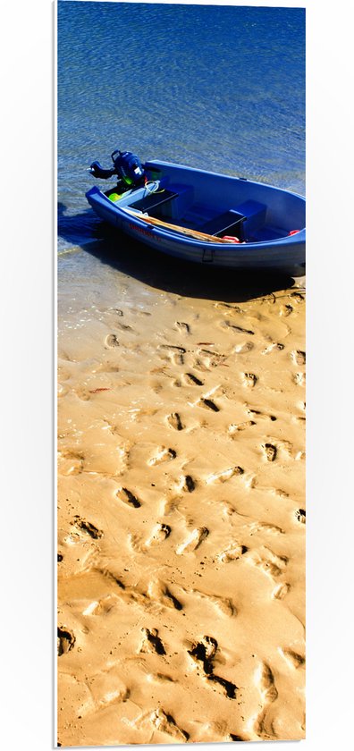 WallClassics - PVC Schuimplaat - Voetstappen in het Zand bij Blauwe Boot aan het Water - 30x90 cm Foto op PVC Schuimplaat (Met Ophangsysteem)
